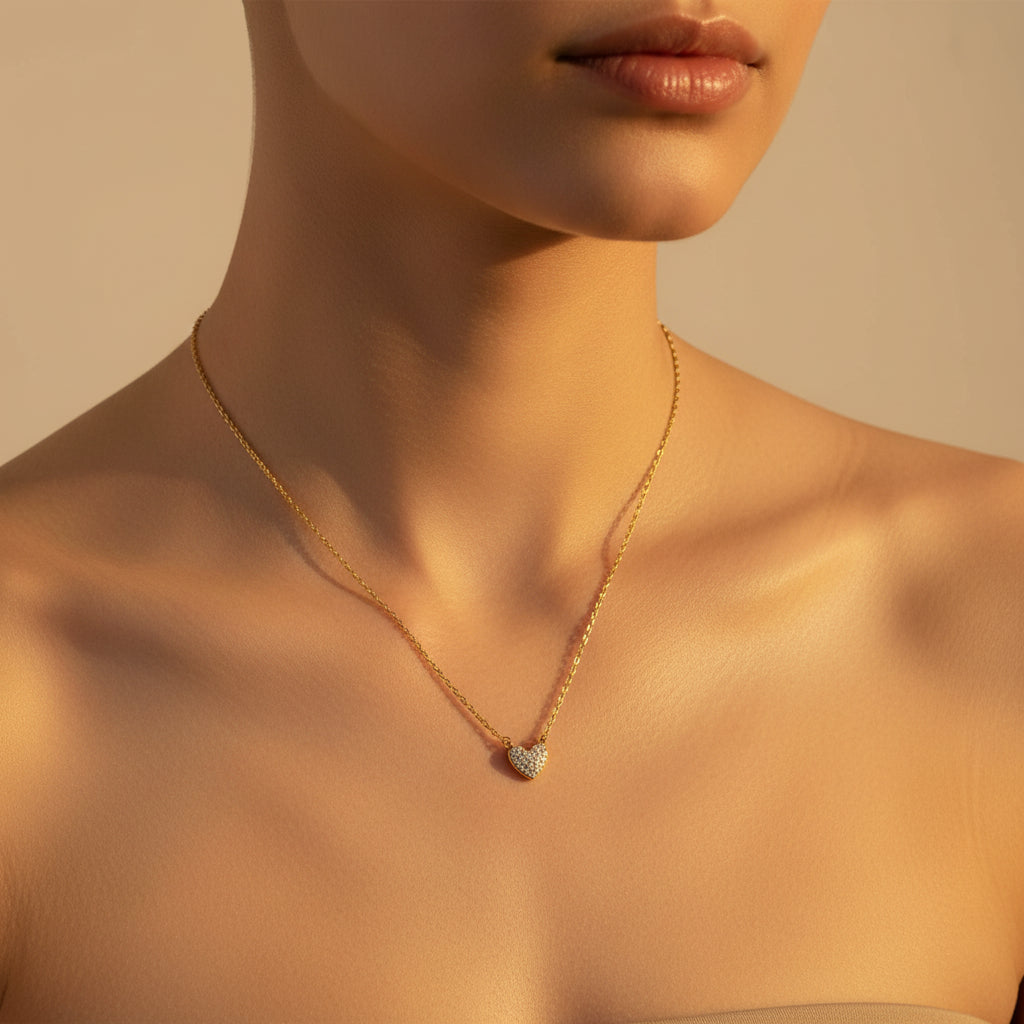 Detailed shot of the high-quality 18K gold plating and the secure lobster clasp of the heart pendant necklace.